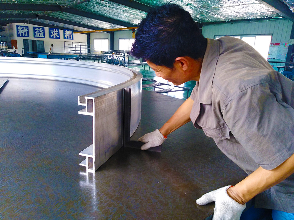 Rotating door profile bending